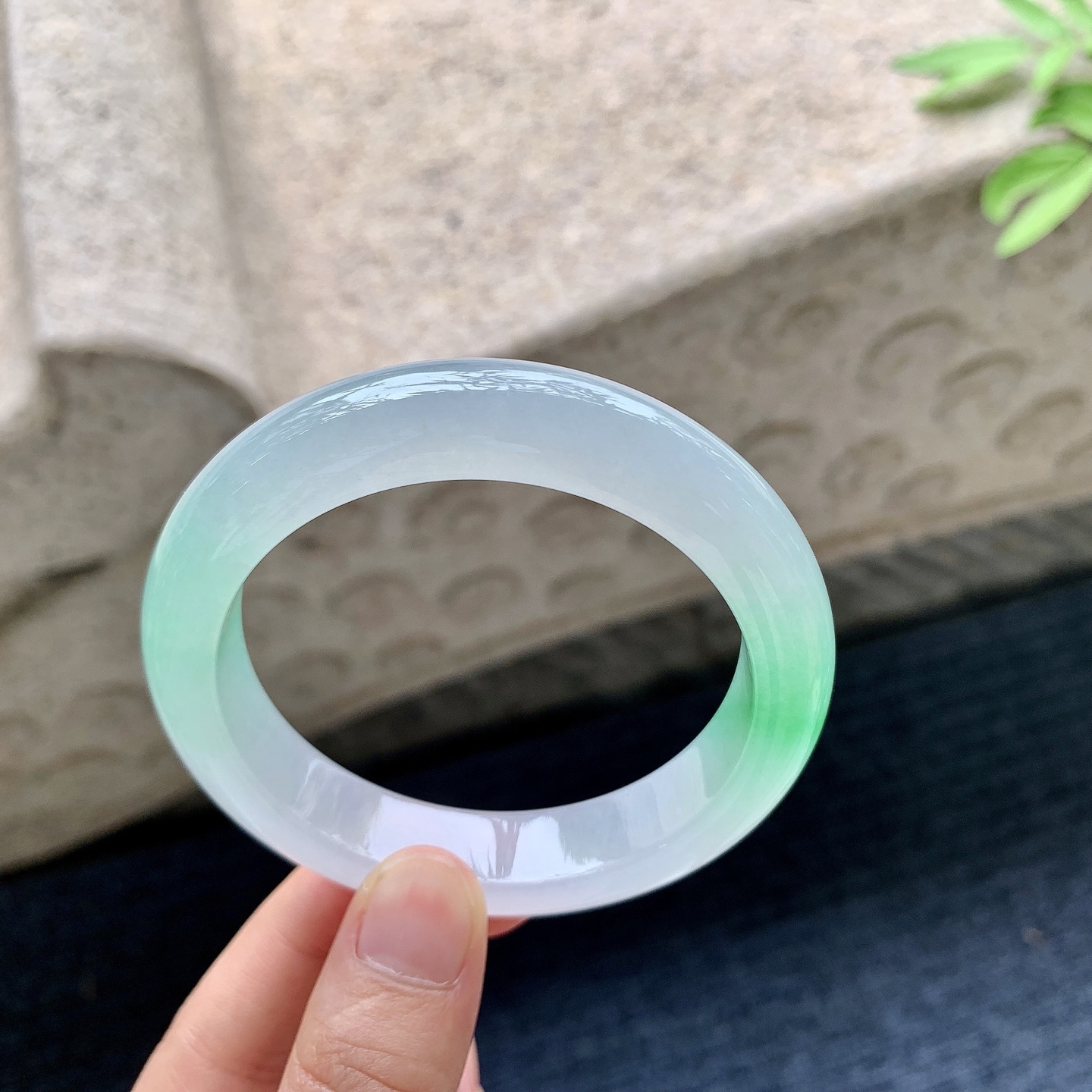 正圈55 56 圈口56/12.4/9 编码G7092206 冰糯飘阳绿，水润，种老，细腻，打灯有絮线