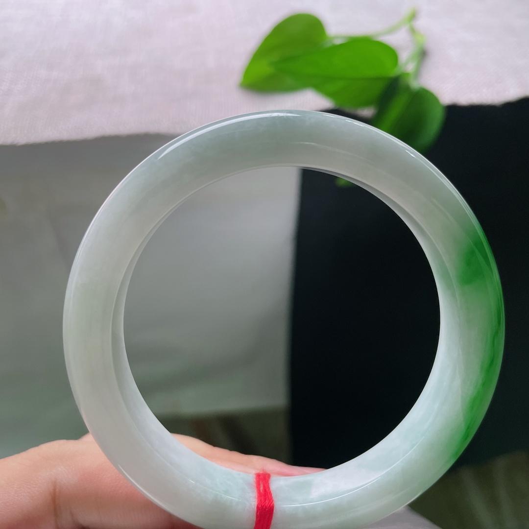 57.4/11.8/9.3，白底青正圈，皮纹，白底清透温润，一截翠色浓艳鲜活，白绿相映分明，尽显古典明媚的东方韵味。ss57991a