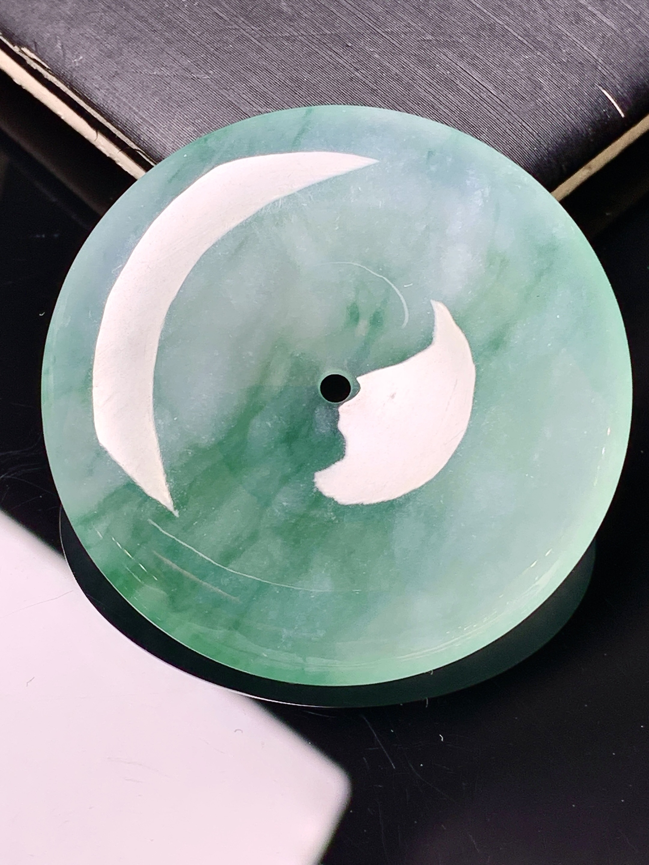 飘绿平安扣吊坠 玉质细腻 色泽艳丽清新 水润亮眼 整体尺寸37.5*5.8 d1