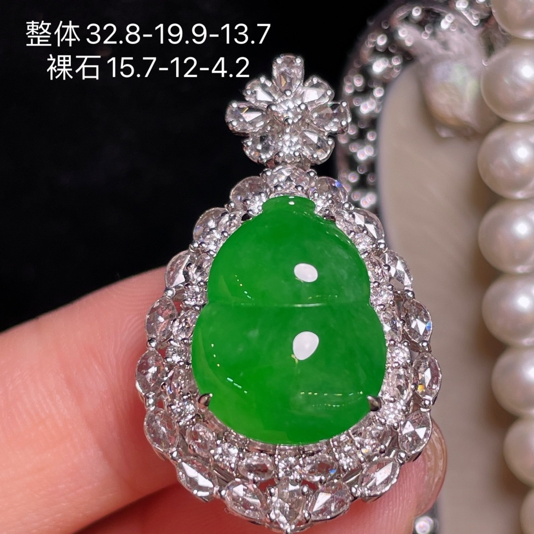 ️翡翠A货 葫芦吊坠 阳绿满色，料子冰润细腻，种老起光，18k金镶真钻，上身佩戴效果很好 尺寸如