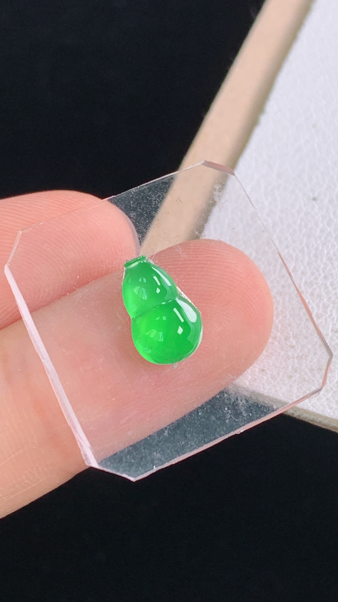冰绿葫芦，一刀切，色泽漂亮，胶感十足，无裂，尺寸:8.9-5.9-3.3mm 17