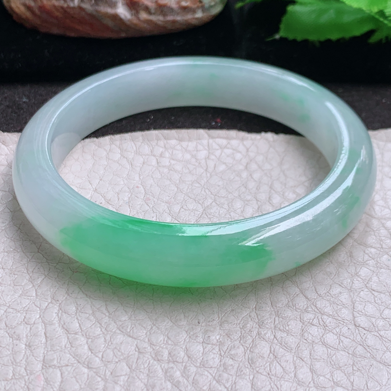 js自然光58*11.3*8.2白底青镯 缅甸翡翠a货高品质冰阳绿宽边玉手镯