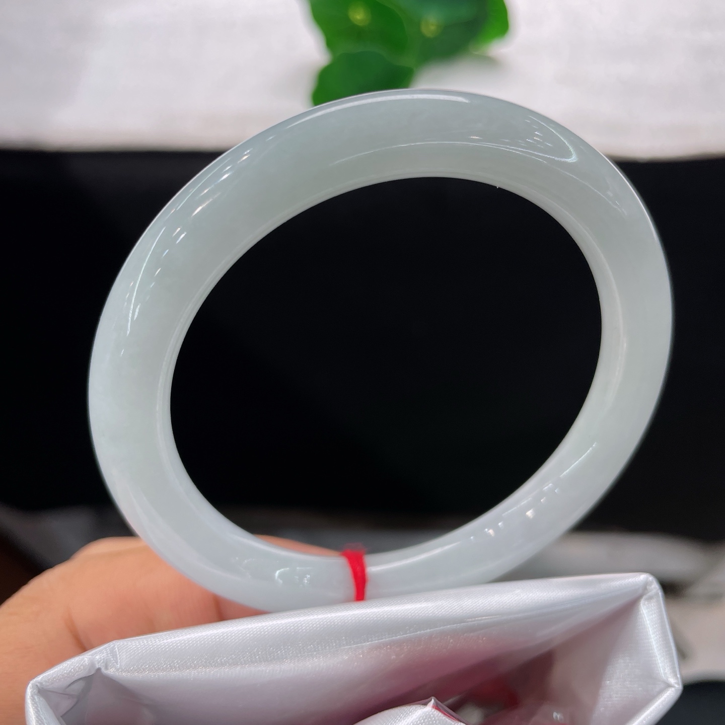 天然翡翠手镯 圈口56.5/8.4，细糯种底色美人镯，56/57可戴，玉质细腻柔和，水光淡淡流淌，无裂