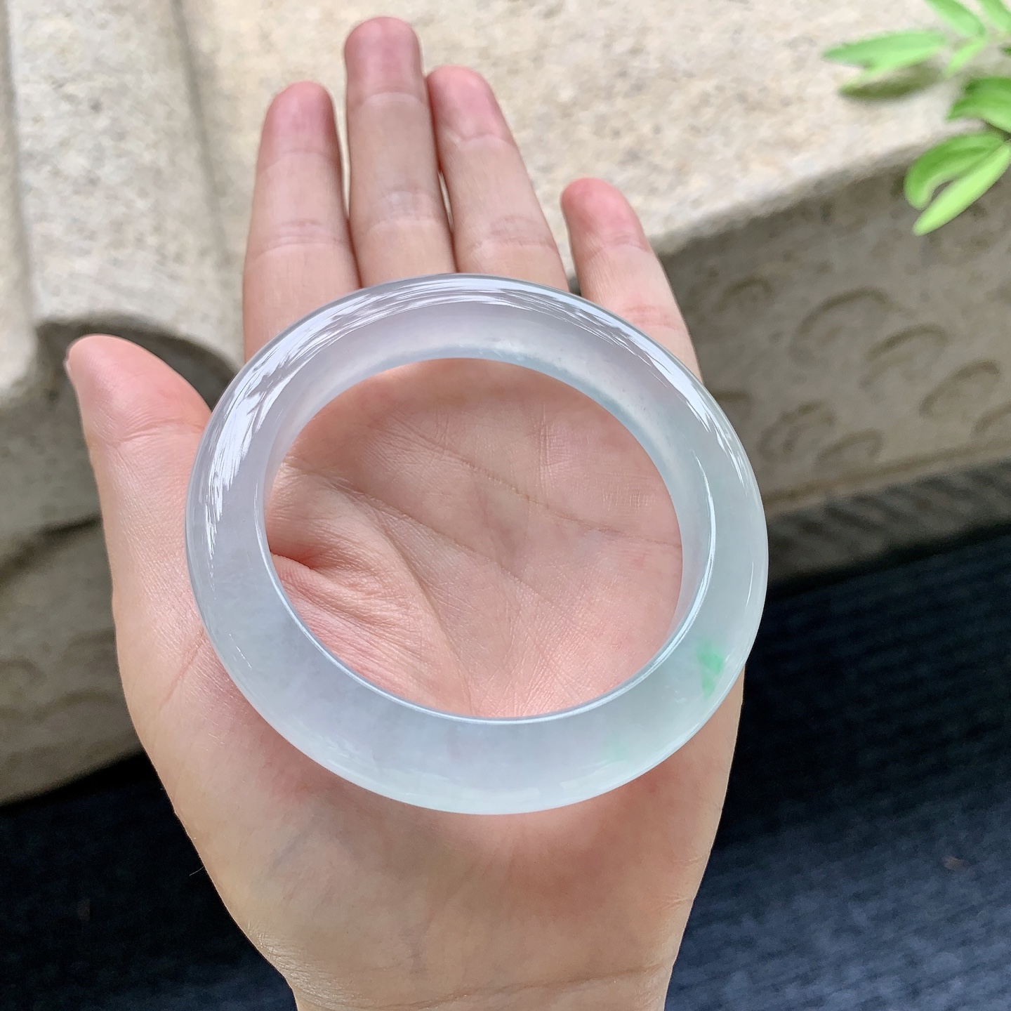正圈54 55 圈口55.5/12/9.7 编码ZLD092212 冰种飘绿，清透，水润，种老，细腻，打灯有絮线