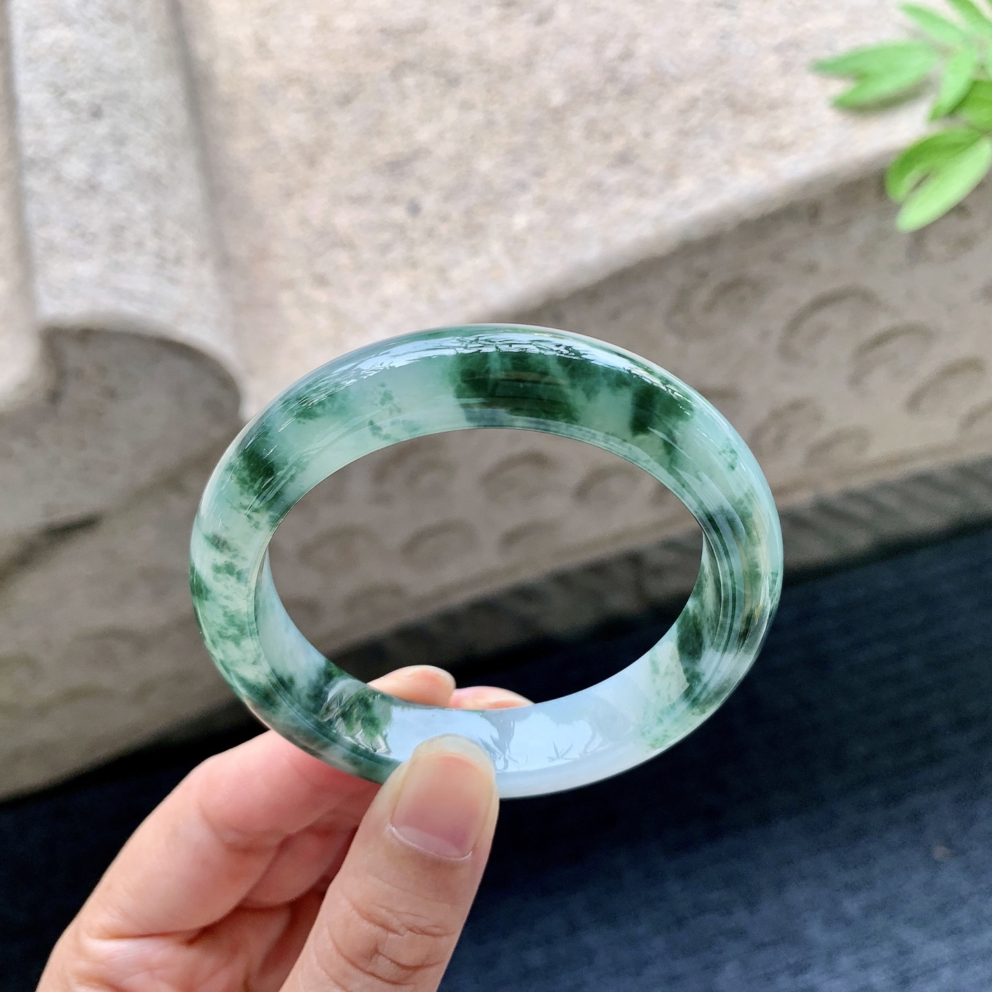 正圈51 52 圈口52.8/12/8.3 编码WW092236 糯冰飘绿花，水润，种老，细腻，打灯有絮线