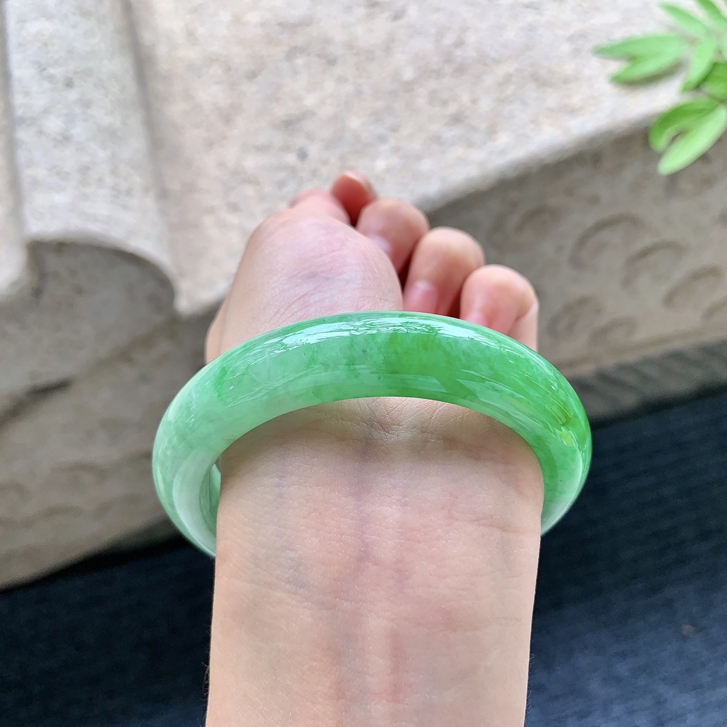 正圈55 56 圈口56.6/12.5/9.1 编码WW092232 辣绿，水润，种老，细腻，打灯有絮线