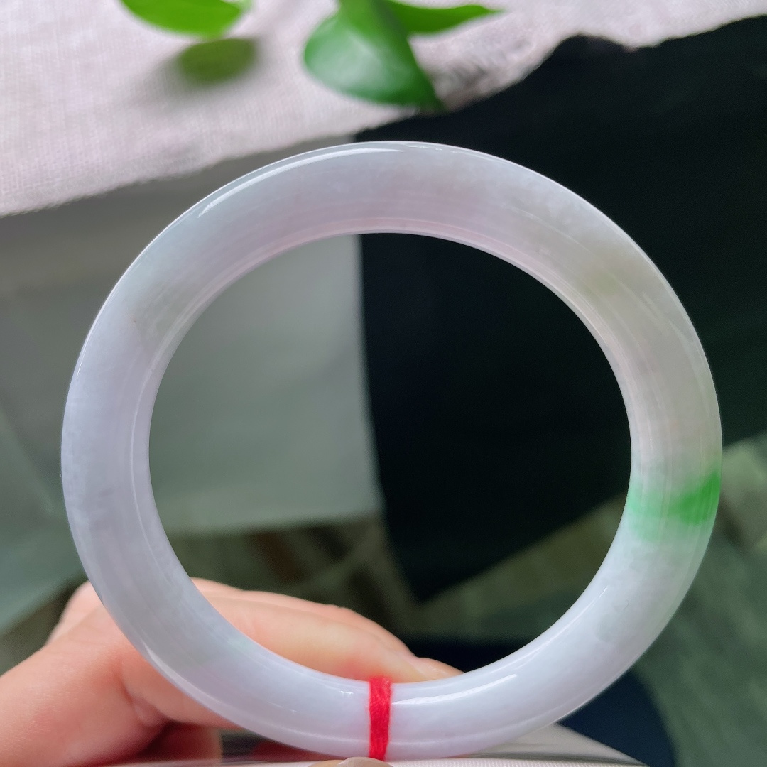 57.8/10，春彩圆条，一点皮纹，紫底清透柔和，一抹翠色点睛，种水通透，上手雅致显韵味。ss59445a