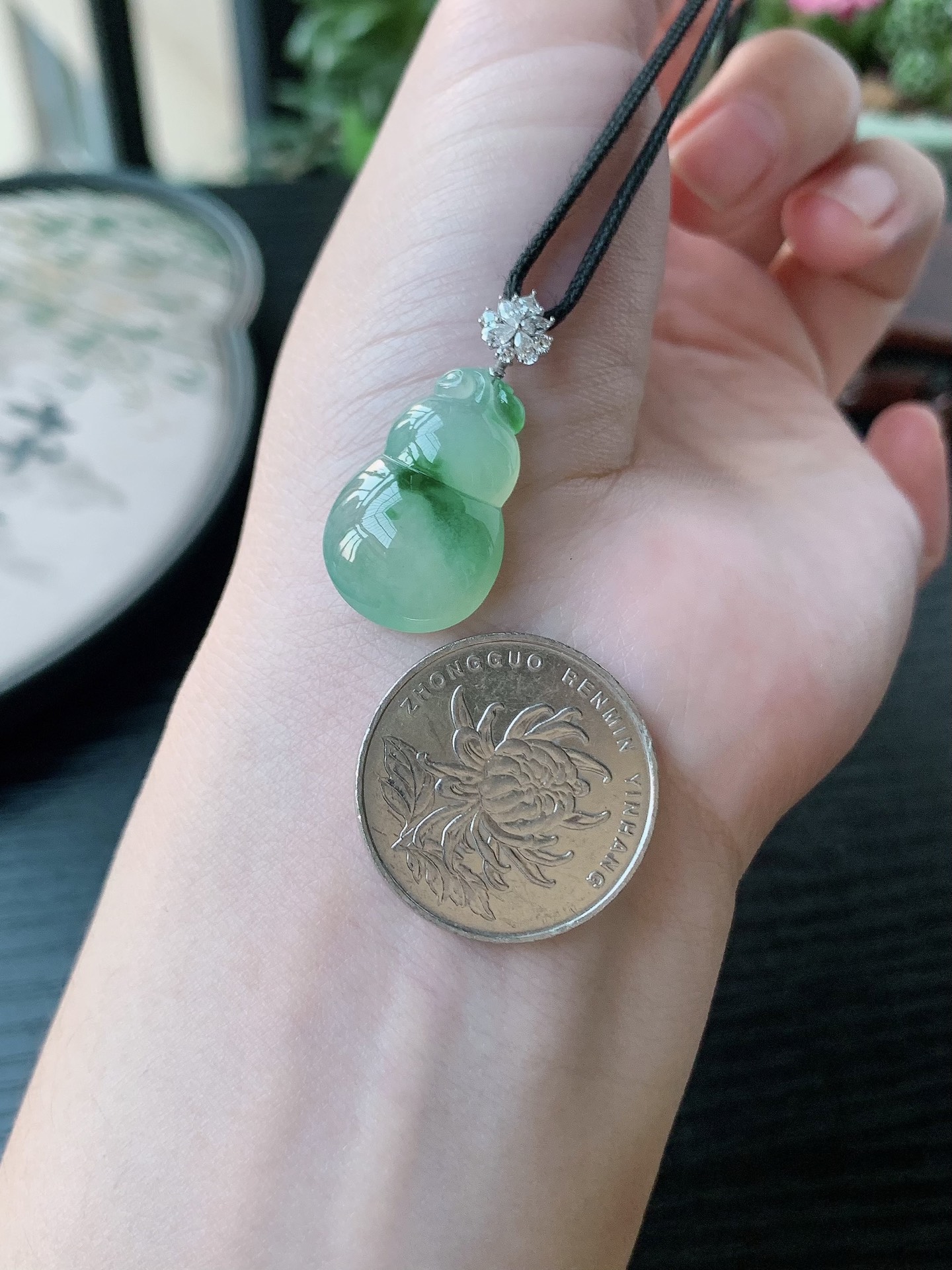 18k金镶嵌老坑冰种胶感飘绿葫芦吊坠 裸石尺寸:22.3-14.8-6.8mm