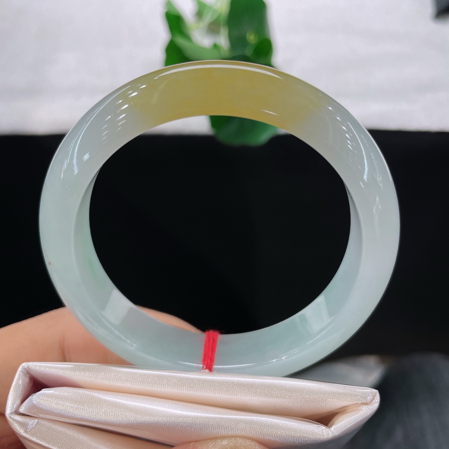 翡翠手镯 圈口56.1/12/8.2，冰黄翡正圈，56/57可戴，黄如暖阳熔金，白似凝霜映月，质地莹