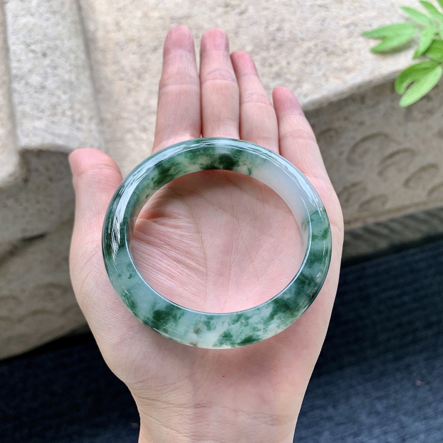 正圈51 52 圈口52.8/12/8.3 编码WW092236 糯冰飘绿花，水润，种老，细腻，打灯有絮线