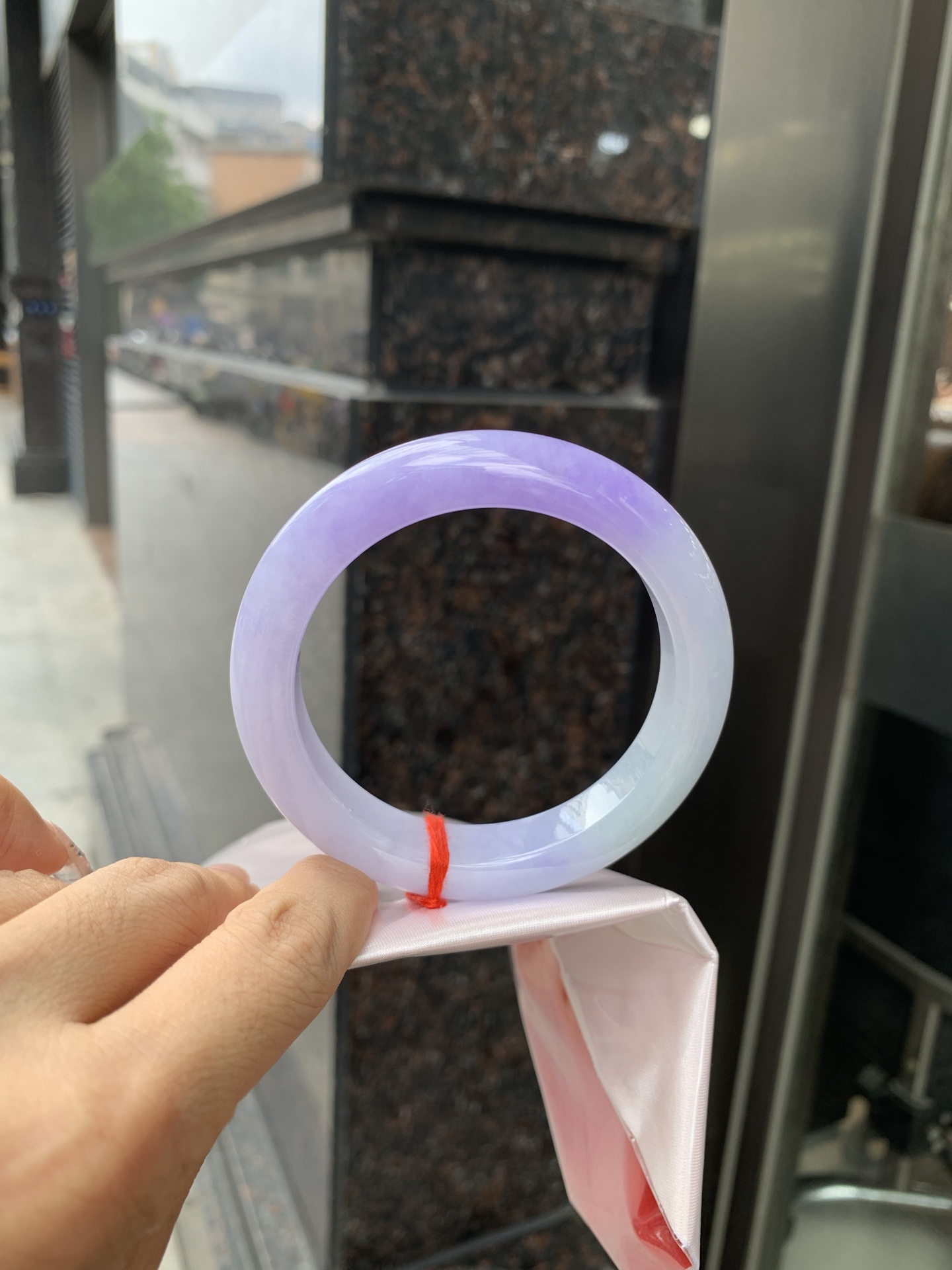 浓紫春彩正圈 60-9.9-12.7 0522-N792 打灯细纹，烟雨入春俏，彩祥出云端，一抹淡果绿色碰上浓妆艳抹妖紫，像是融化了春天，所有美好交织在一起，上手贵气显眼