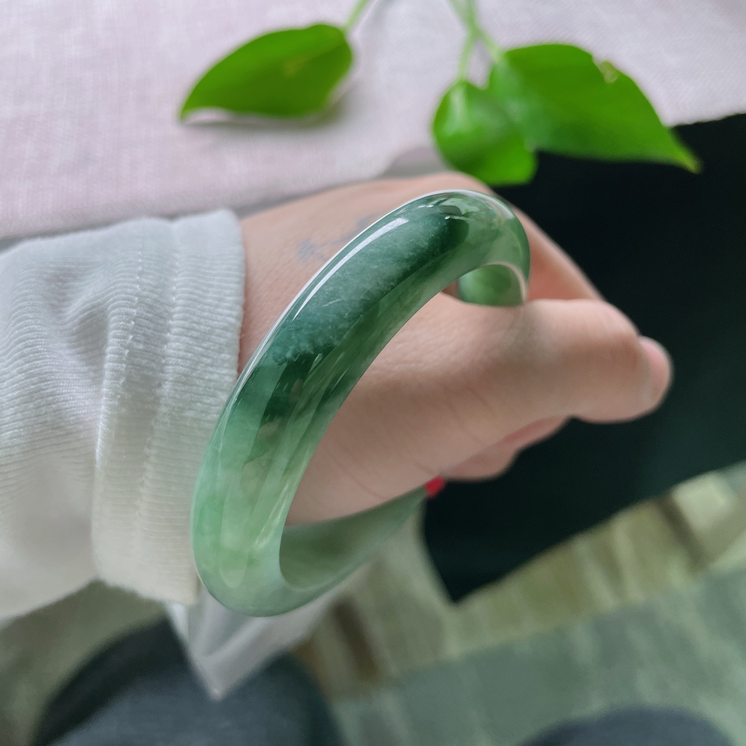 54.6/11.7/7.9，油绿正圈，飘花点缀，海草一般摇曳生姿，水头好，细腻，无裂，ss59759a