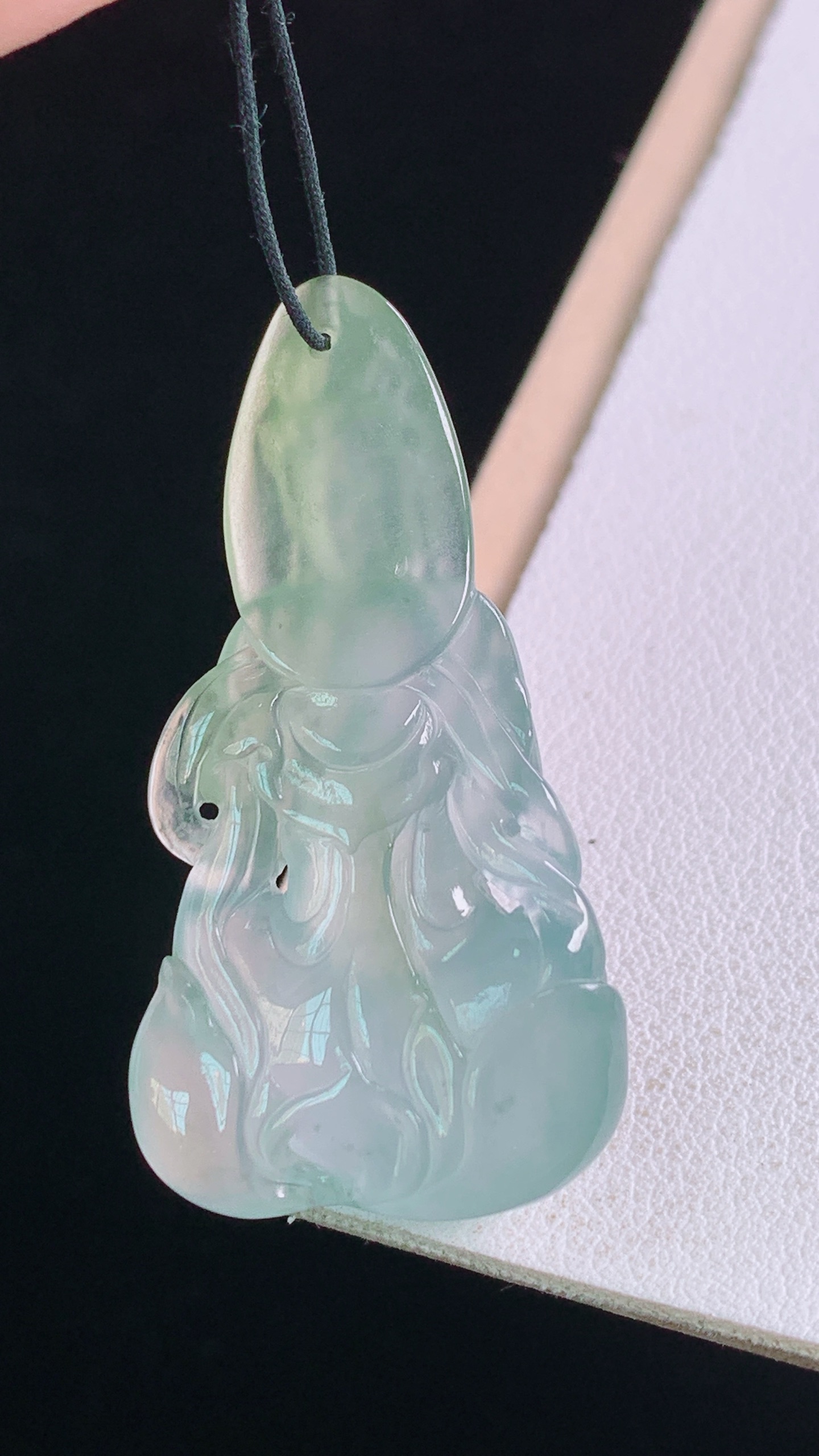 冰黄观音 水润清透，雕工精湛，无裂 尺寸:40.7-22.0-10.5mm 18