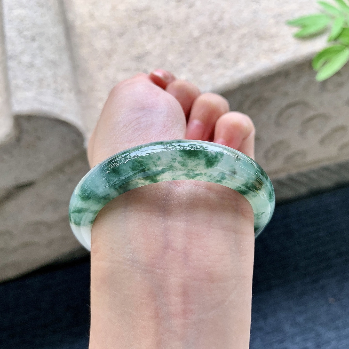 正圈51 52 圈口52.8/12/8.3 编码WW092236 糯冰飘绿花，水润，种老，细腻，打灯有絮线