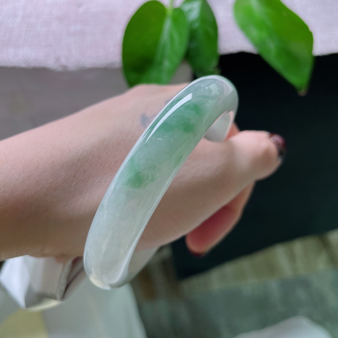 57/12.1/8.4，飘花正圈，水头好，种老，色融于底，清新化开。棉线，ss59784a