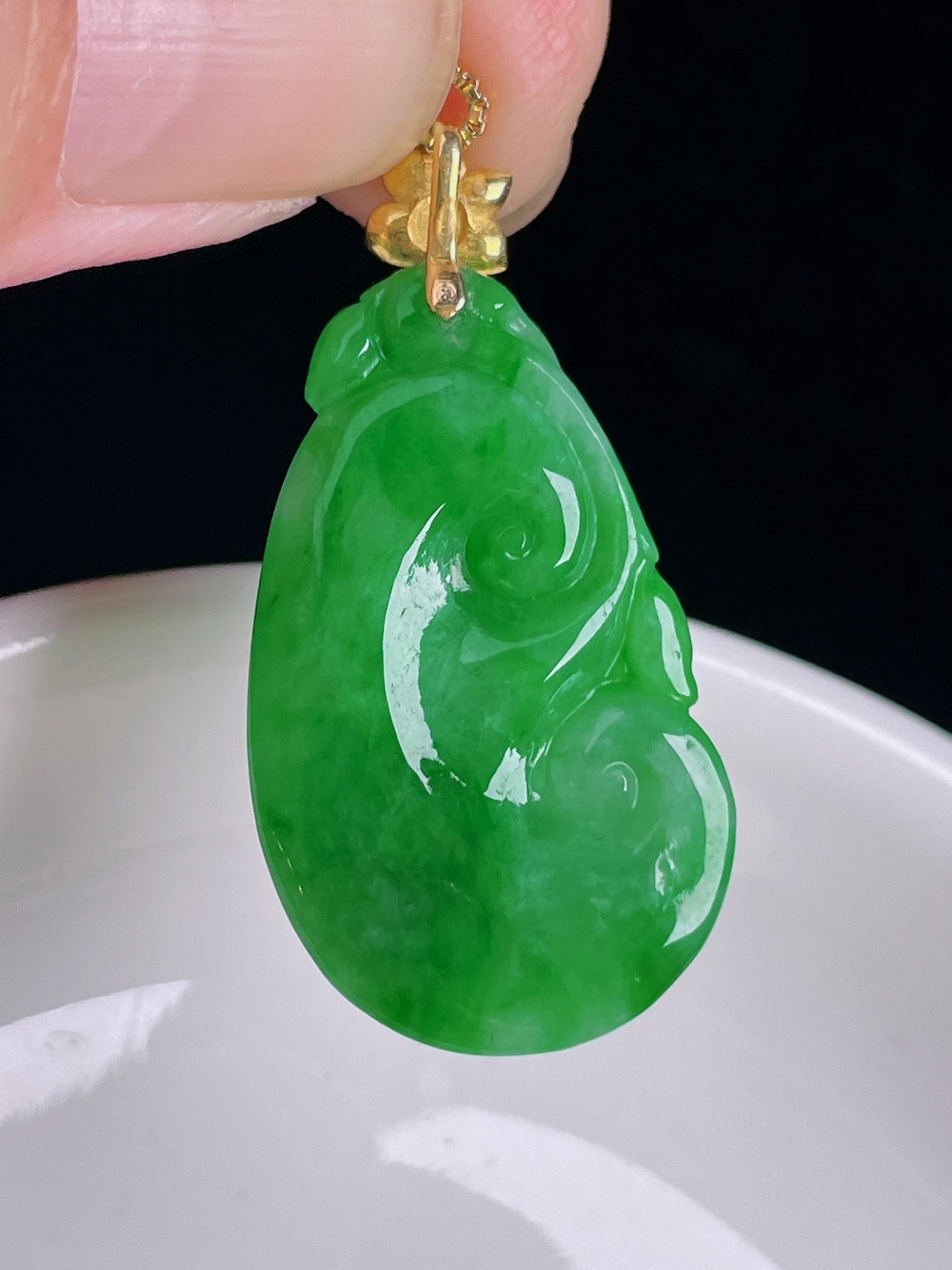 辣绿如意，18k镶嵌，老种起光，细底通透，尺寸：38裸石31.3/19/6.4mm0921