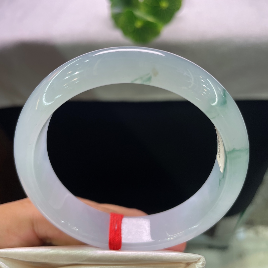 天然翡翠手镯 圈口58.5/14.8/7.8，冰飘花正圈，种老，水足，起胶，冰透，飘花灵动，无裂