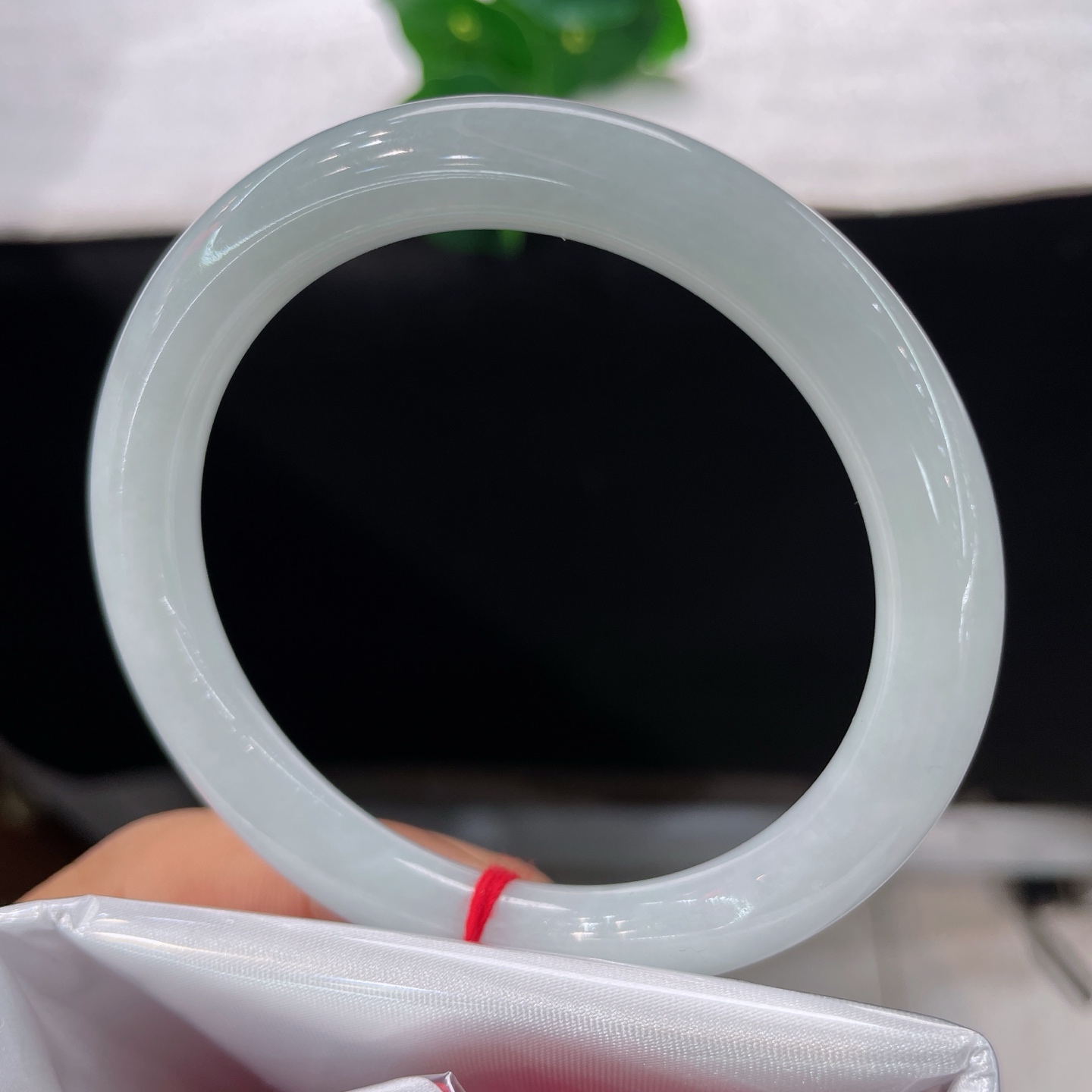 天然翡翠手镯 圈口56.5/8.4，细糯种底色美人镯，56/57可戴，玉质细腻柔和，水光淡淡流淌，无裂