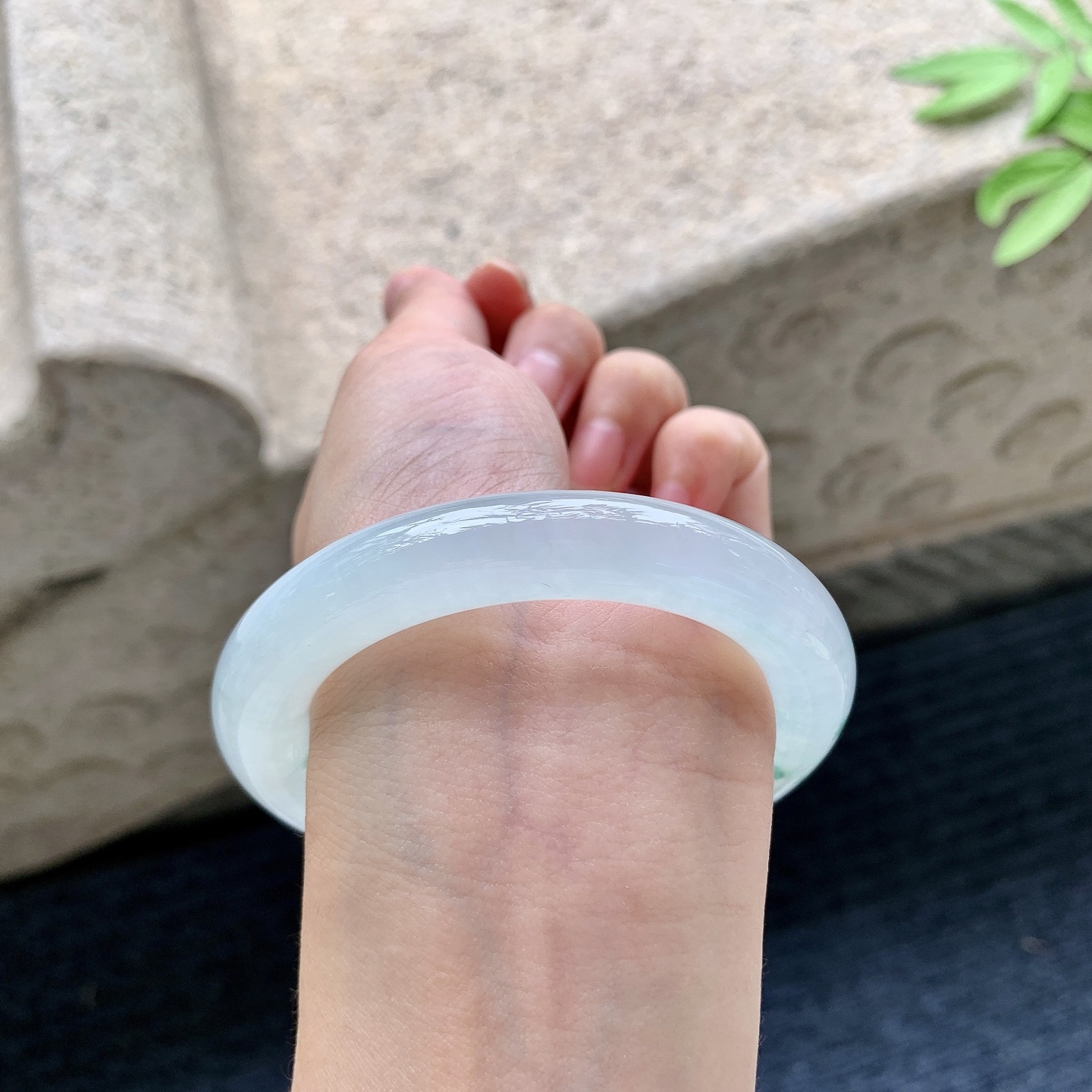 圆条54 55 圈口54.4/10.9/10.8 编码G7092207 冰种飘花，水润，种老，细腻，无裂