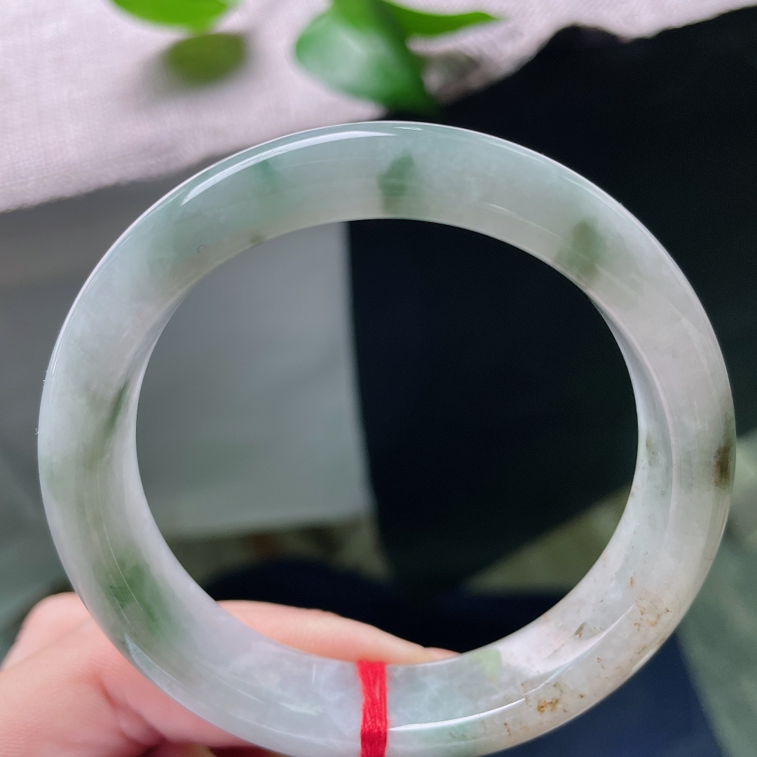 57.1/12.7/8.2，飘花正圈，有裂，洒金，糯冰底水头在线，深浅绿花漫布镯身，每一处花色都是天然画作。ss59564a