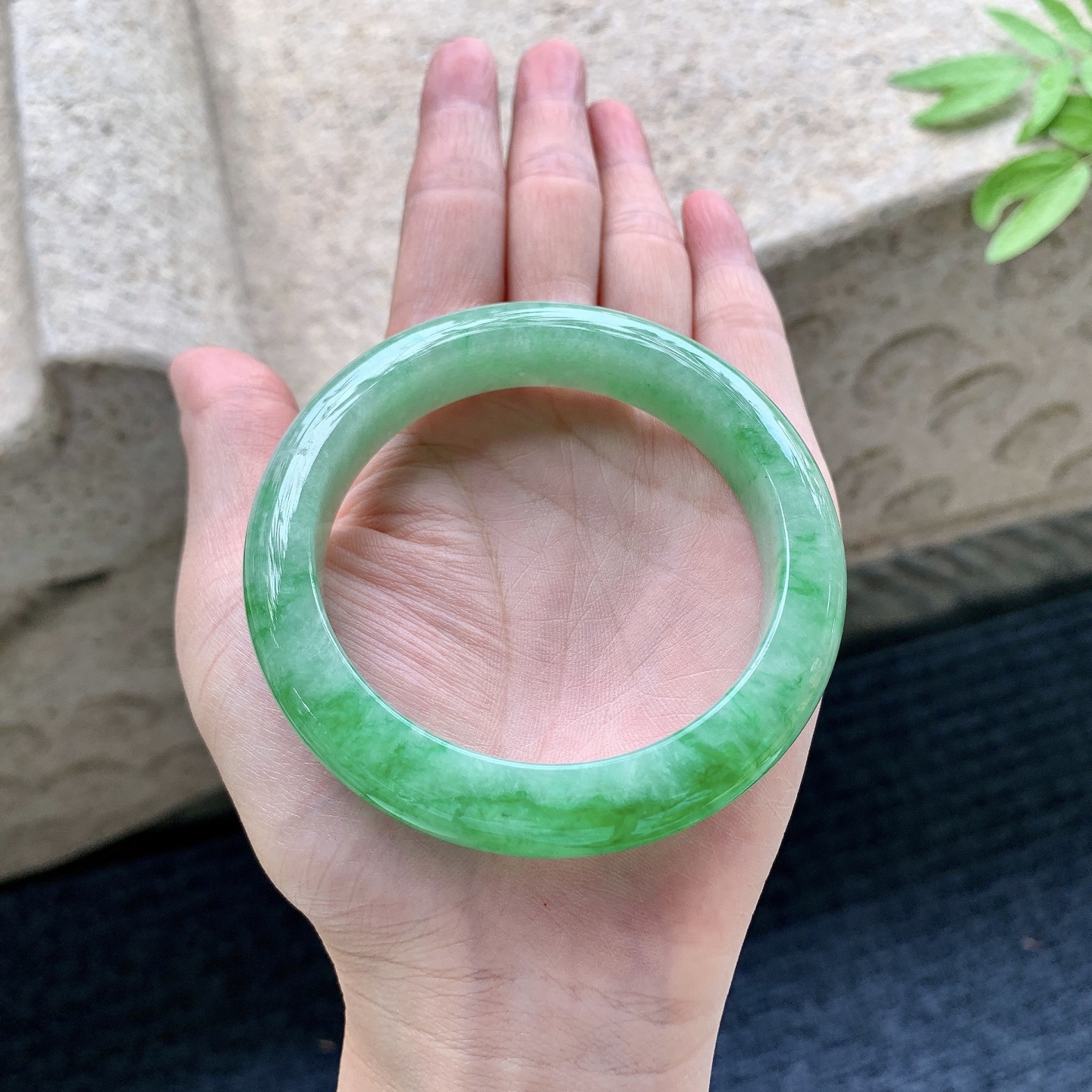 正圈55 56 圈口56.6/12.5/9.1 编码WW092232 辣绿，水润，种老，细腻，打灯有絮线