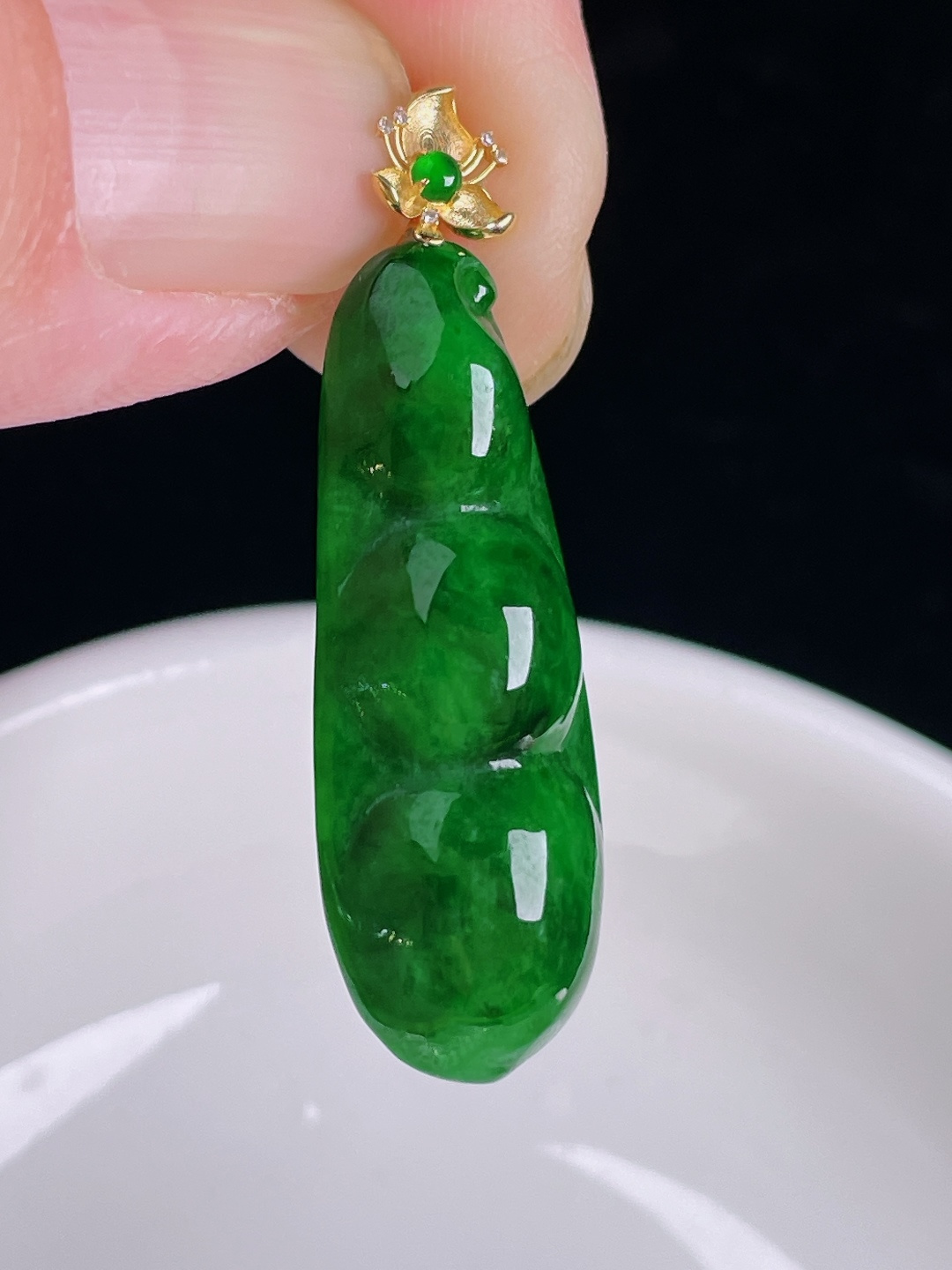 辣绿豆子福豆，18k镶嵌，老种起光，细底通透，尺寸：38.6裸石32/13/7.4mm0921