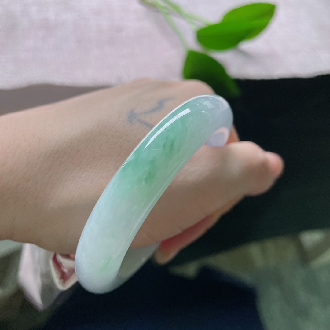 51.7/11.6/8.7，飘绿正圈，一点皮纹，一抹绿调自然晕开，不浓不艳，点缀素净玉身。ss59706a