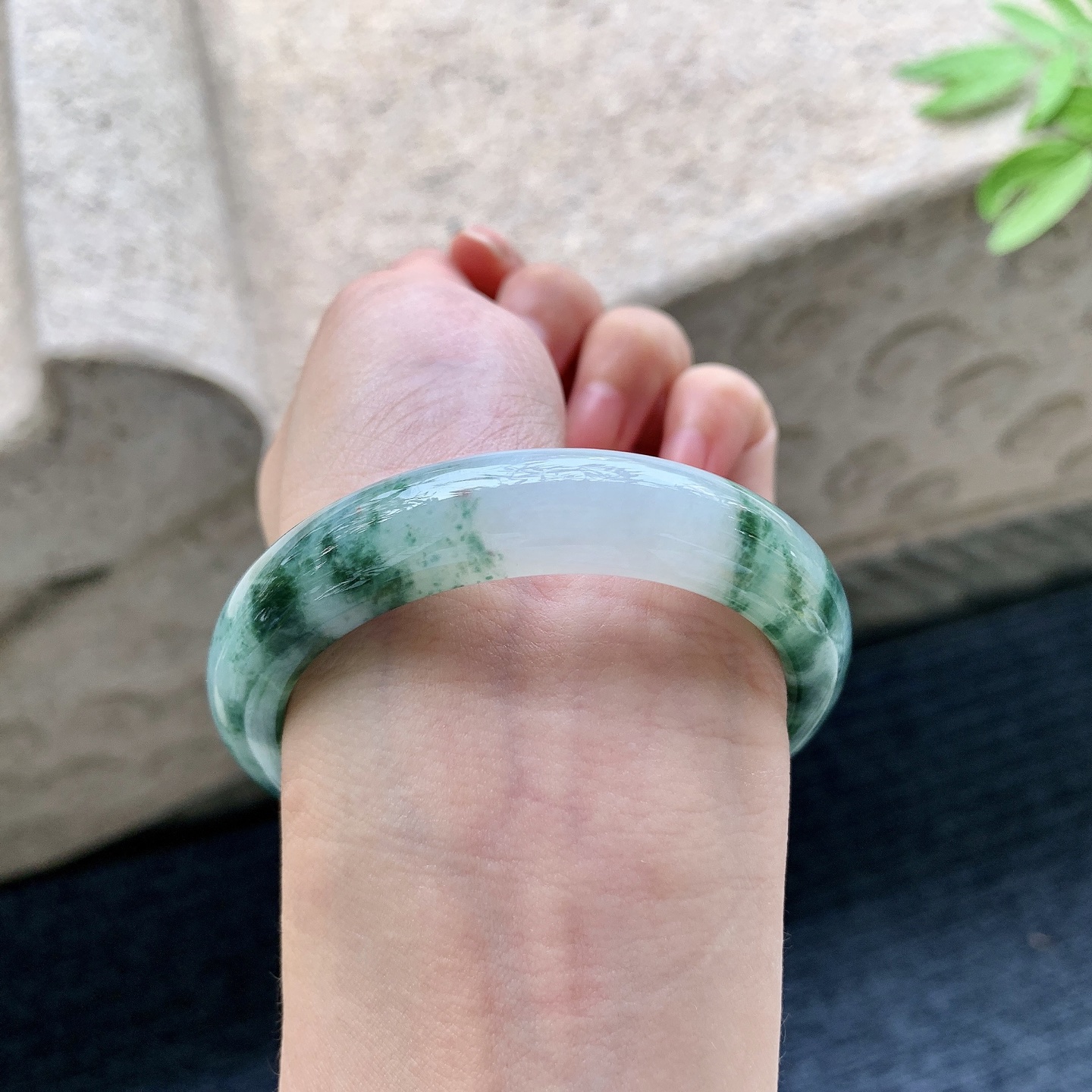 正圈51 52 圈口52.8/12/8.3 编码WW092236 糯冰飘绿花，水润，种老，细腻，打灯有絮线