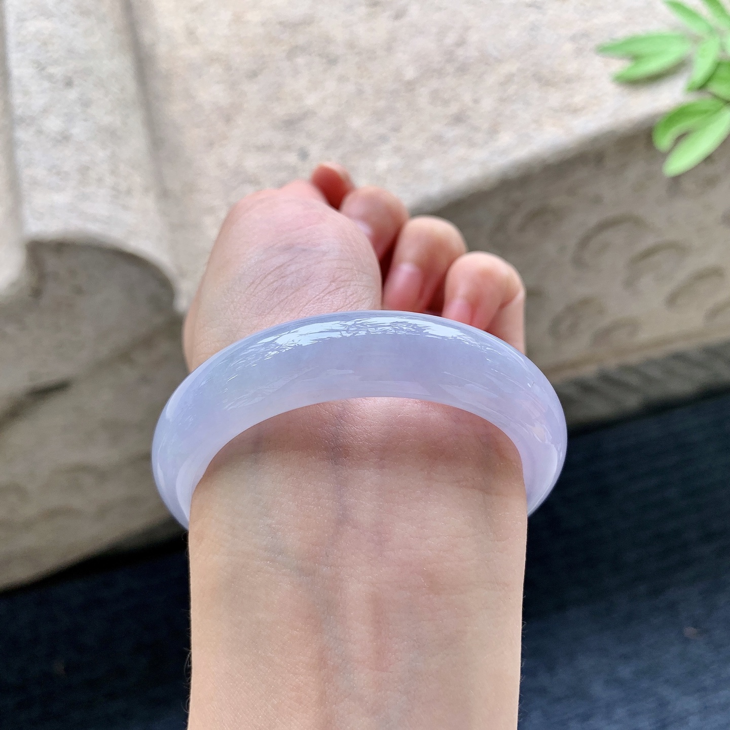 正圈50 51 圈口51.3/13/8.1 编码GJ092228 飘绿，水润，种老，细腻，无裂