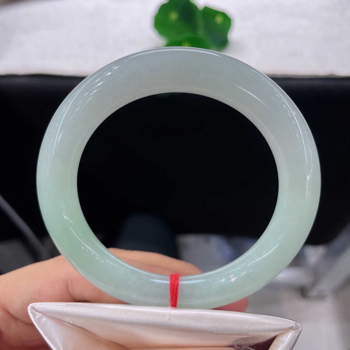 天然翡翠手镯 圈口56.3/10.8，晴底圆条，56/57可戴，一汪浅湖青，温润圆条，无裂