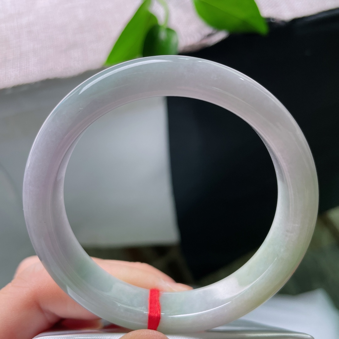 56.6/12.3/8.5，春彩正圈，晶体，冰润底色氤氲淡淡紫韵，糅合清新翠色与一缕浅黄，三色温柔交融，气韵清雅。ss59671a