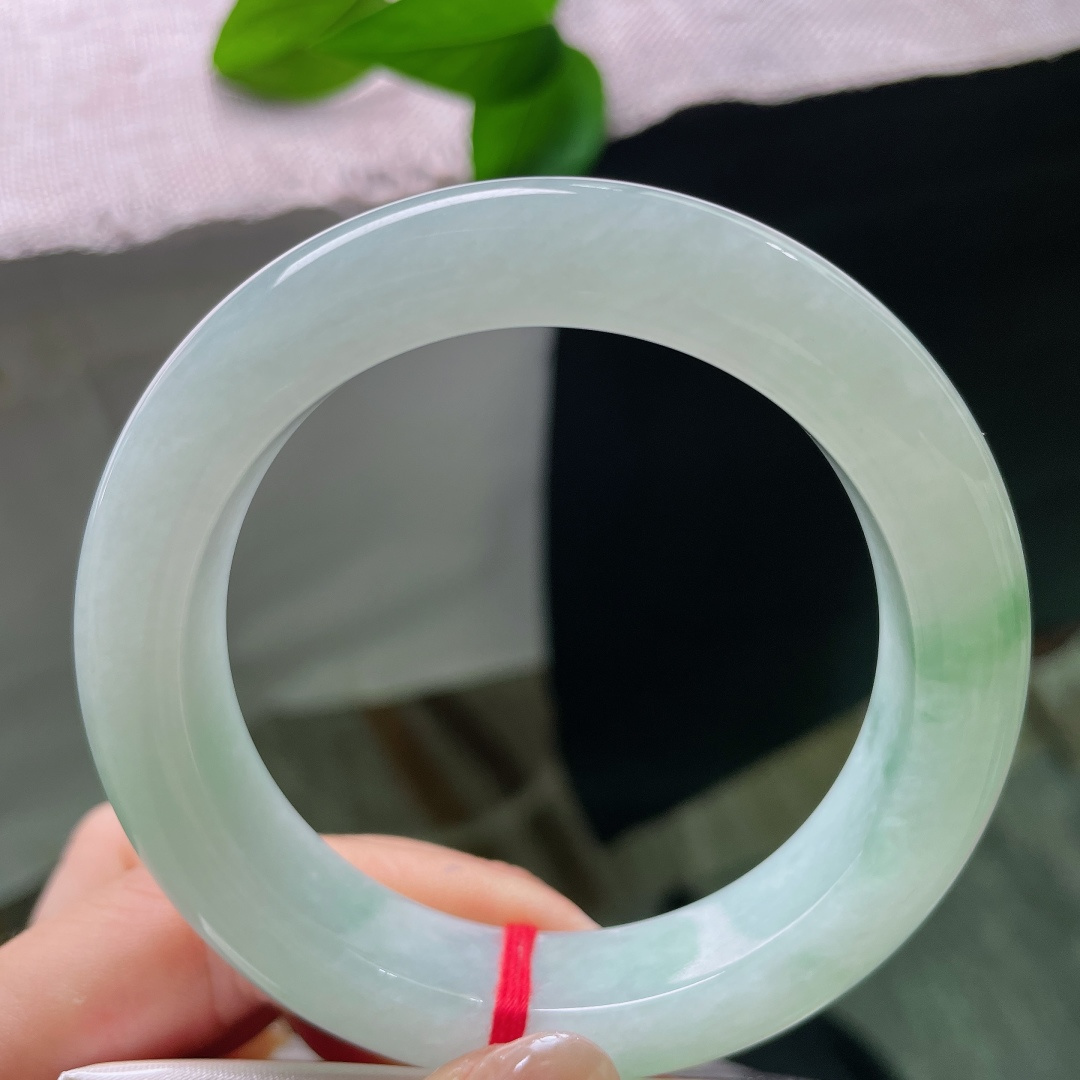 56.3/13.2/10.6，飘花正圈，晶体纹，水头清亮通透，一抹翠色悠然点缀镯身，玉质莹润，仿佛把山间清泉凝于腕间，清爽脱俗。ss59709a