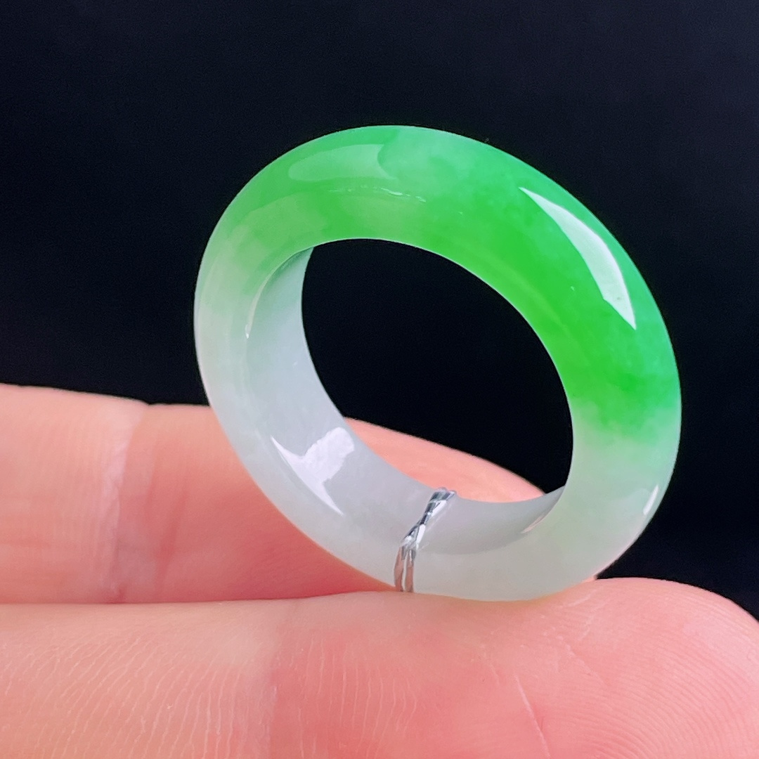 阳绿指环戒圈，老种起光，细底通透，尺寸：6.2/4圈口17mm0921