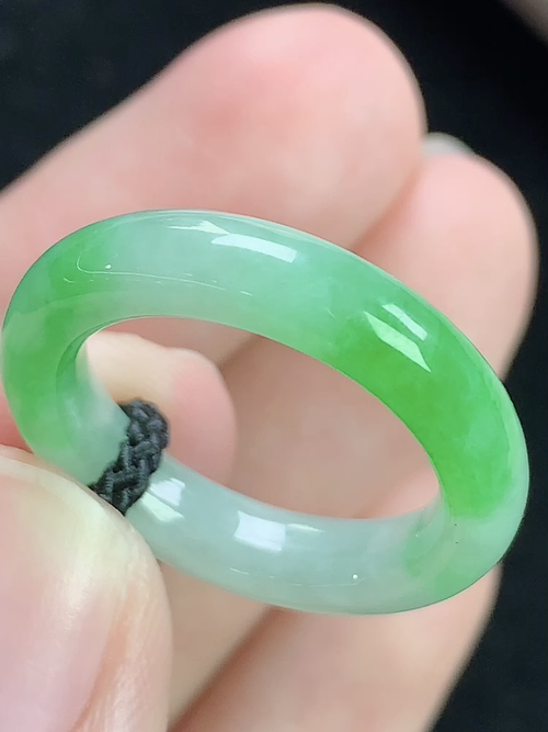 飘辣绿戒指，无裂，尺寸17.2*4.2*3.5mm，13号手寸，j121ytf