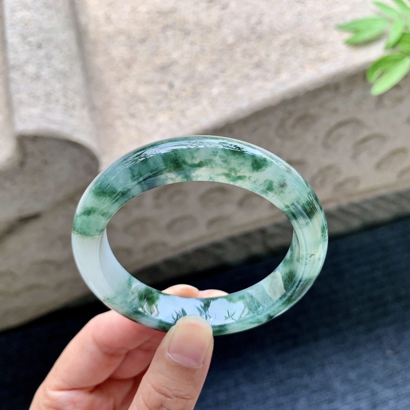 正圈51 52 圈口52.8/12/8.3 编码WW092236 糯冰飘绿花，水润，种老，细腻，打灯有絮线