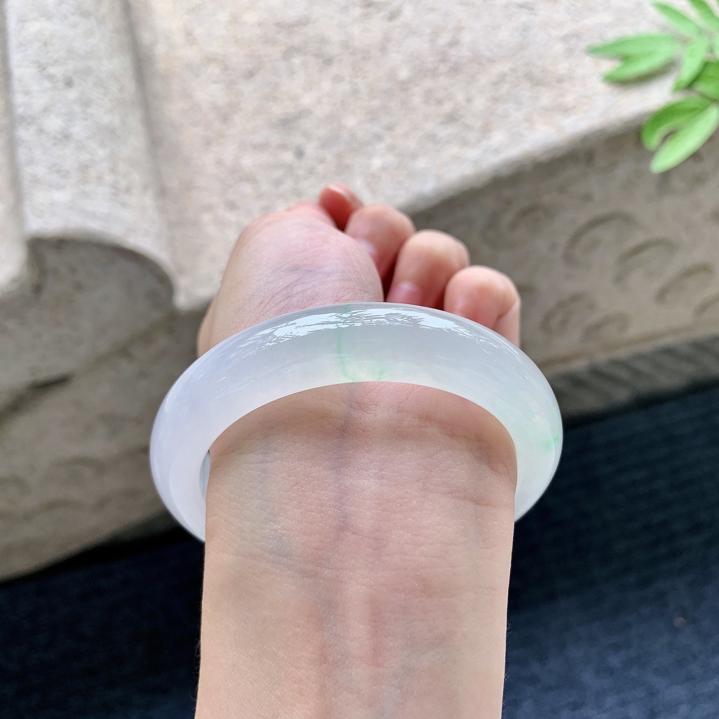 正圈54 55 圈口55.8/12.5/8.9 编码G7092031 冰糯飘绿，水润，种老，细腻，打灯有絮线