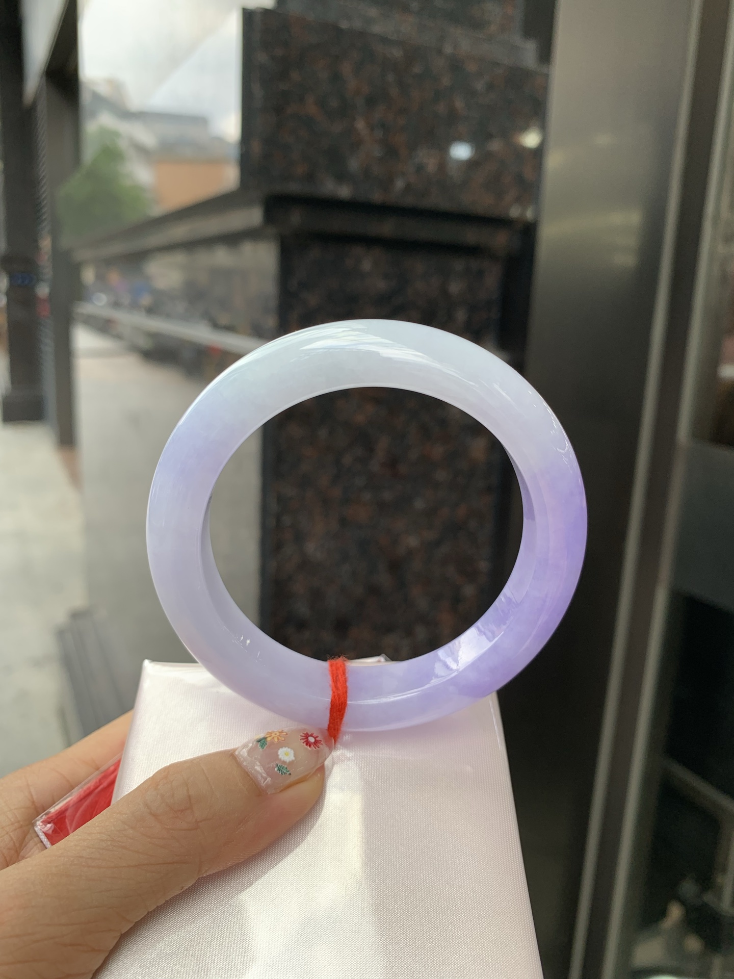 浓紫春彩正圈 60-9.9-12.7 0522-N792 打灯细纹，烟雨入春俏，彩祥出云端，一抹淡果绿色碰上浓妆艳抹妖紫，像是融化了春天，所有美好交织在一起，上手贵气显眼