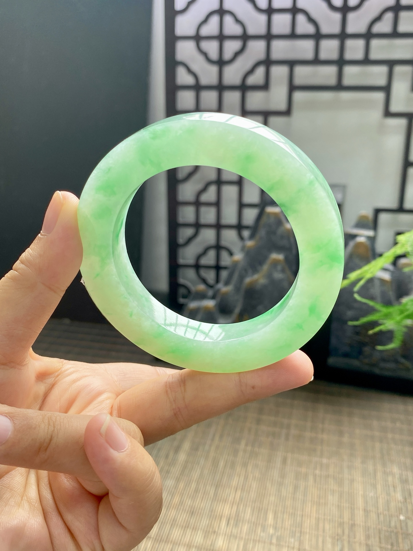 果绿底飘绿手镯胚 尺寸55-77-11 编号JF1097-1