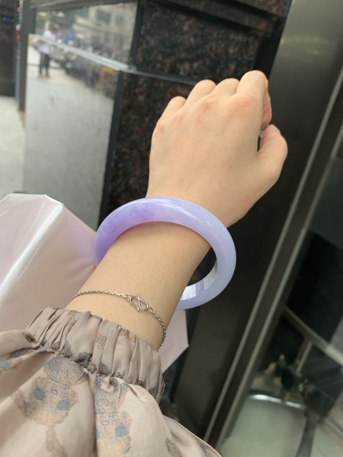 浓紫春彩正圈 60-9.9-12.7 0522-N792 打灯细纹，烟雨入春俏，彩祥出云端，一抹淡果绿色碰上浓妆艳抹妖紫，像是融化了春天，所有美好交织在一起，上手贵气显眼