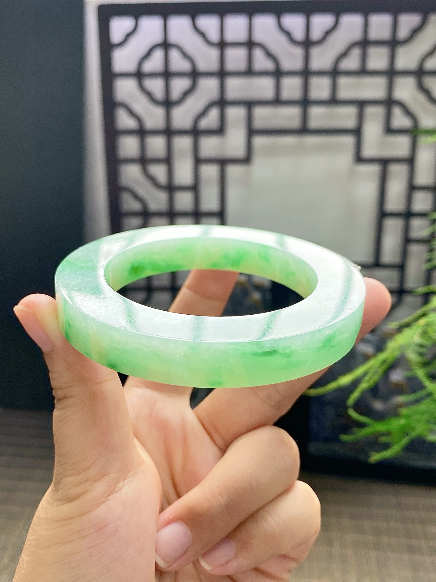 果绿底飘绿手镯胚 尺寸55-77-11 编号JF1097-1