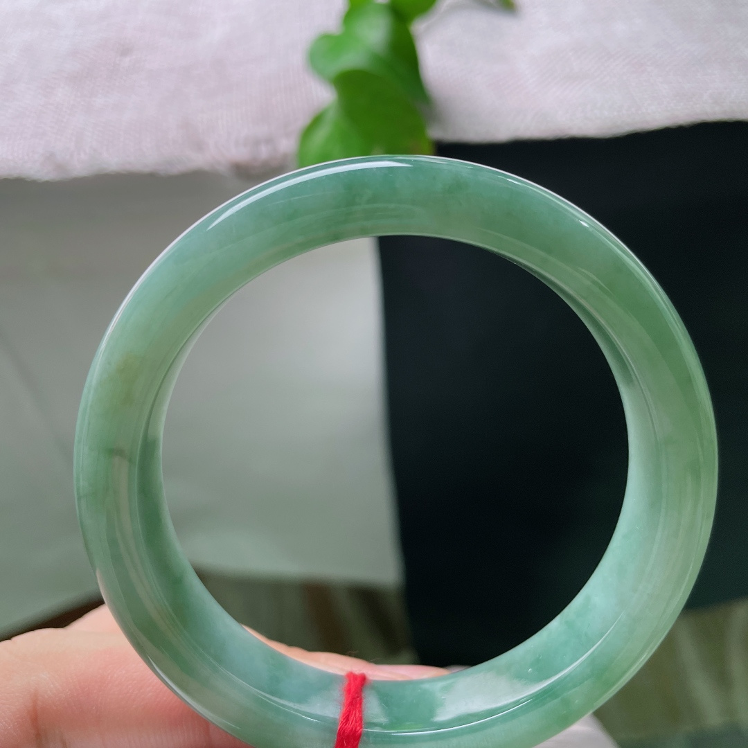 54/12.4/8.7，绿底正圈，无裂，油润湖水，凝藏一池清碧，沉静温润尽显古韵东方温婉之美。ss5