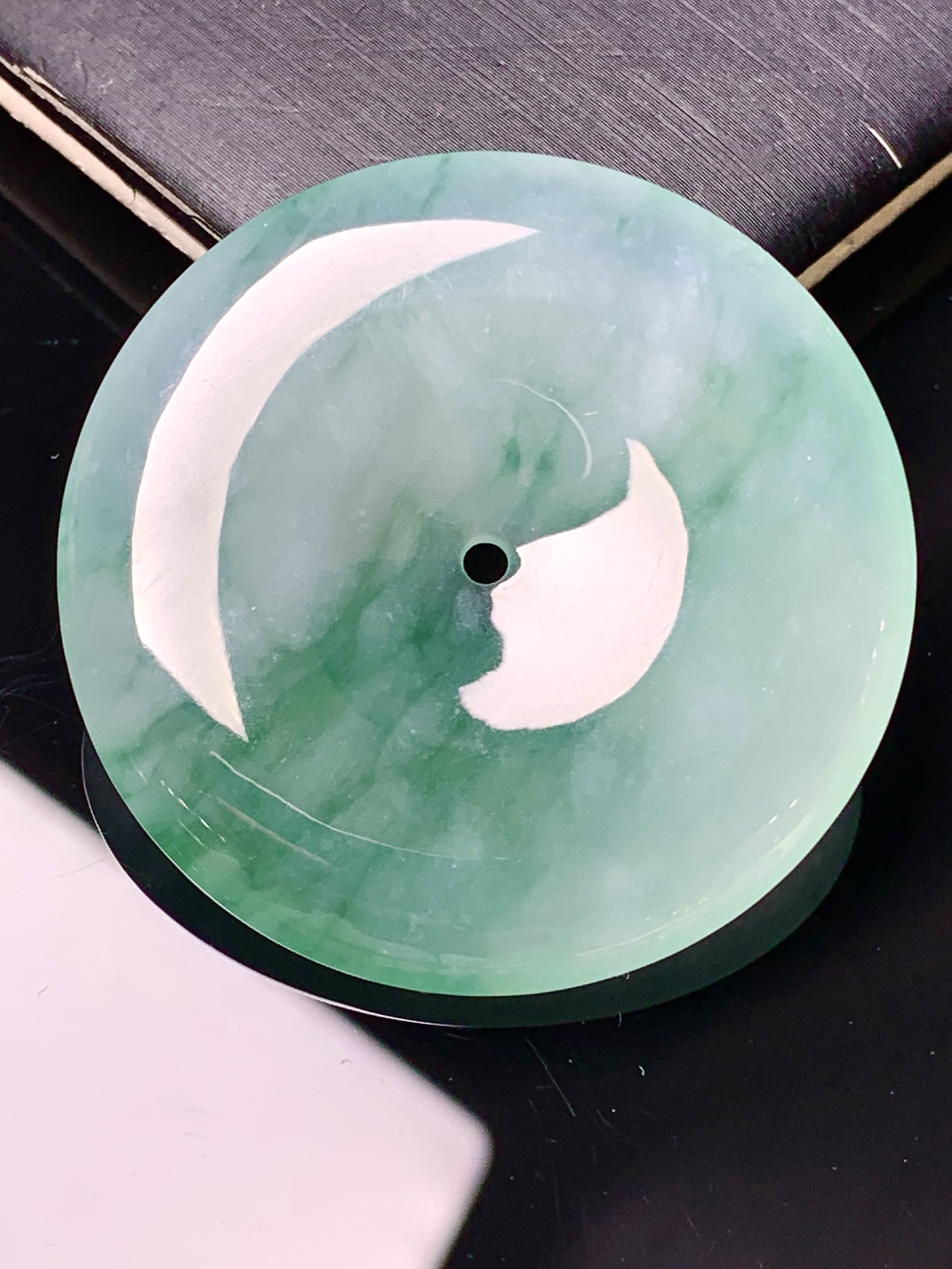 飘绿平安扣吊坠 玉质细腻 色泽艳丽清新 水润亮眼 整体尺寸37.5*5.8 d1