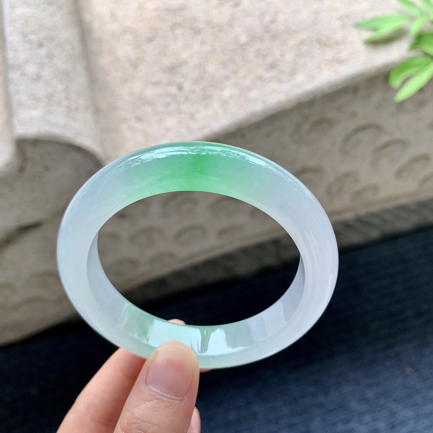 正圈55 56 圈口56/12.4/9 编码G7092206 冰糯飘阳绿，水润，种老，细腻，打灯有絮线