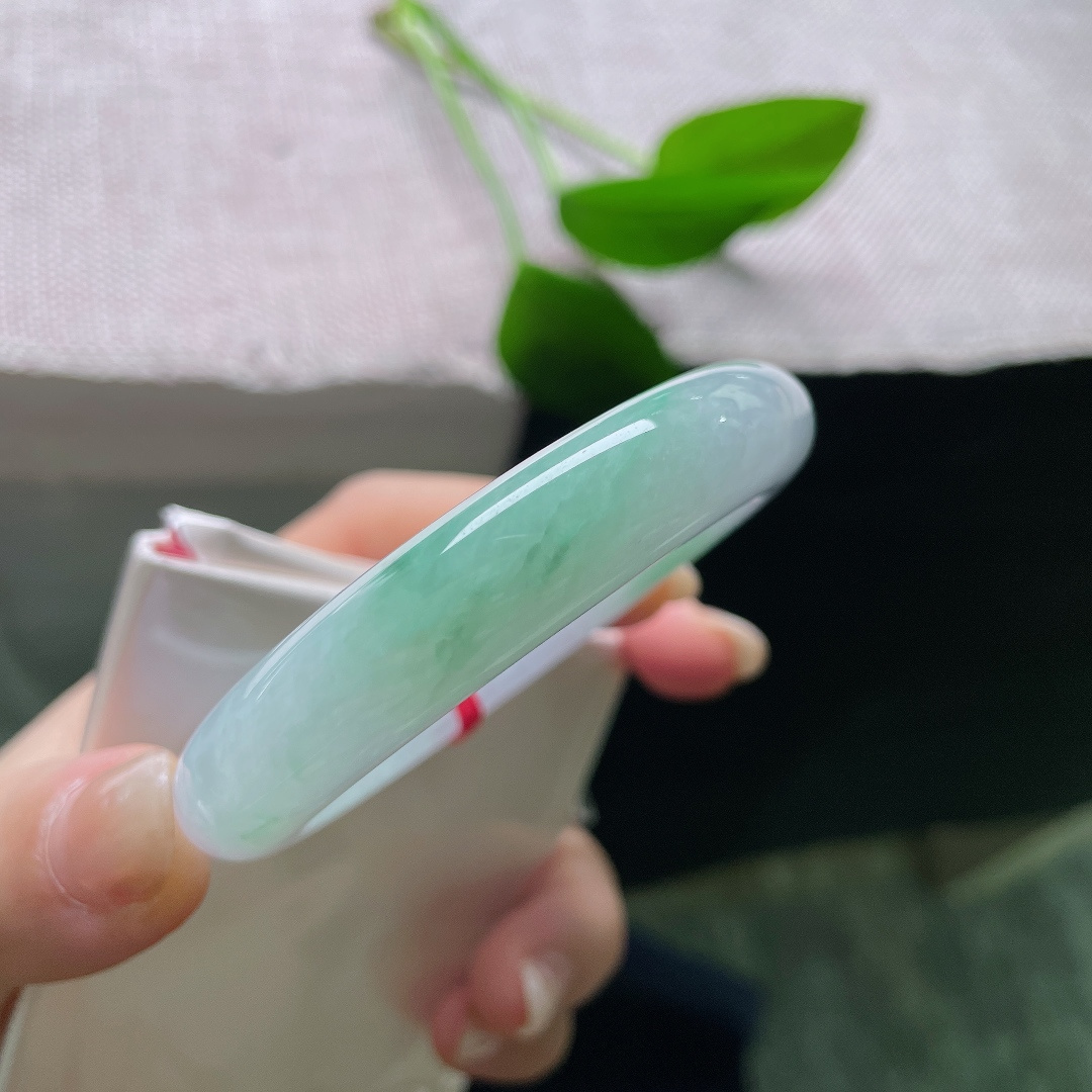 51.7/11.6/8.7，飘绿正圈，一点皮纹，一抹绿调自然晕开，不浓不艳，点缀素净玉身。ss59706a