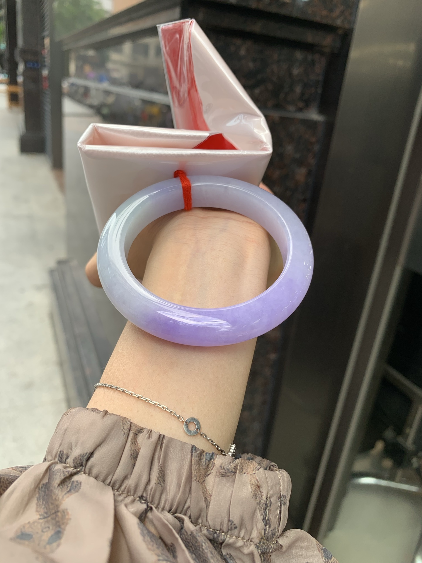 浓紫春彩正圈 60-9.9-12.7 0522-N792 打灯细纹，烟雨入春俏，彩祥出云端，一抹淡果绿色碰上浓妆艳抹妖紫，像是融化了春天，所有美好交织在一起，上手贵气显眼