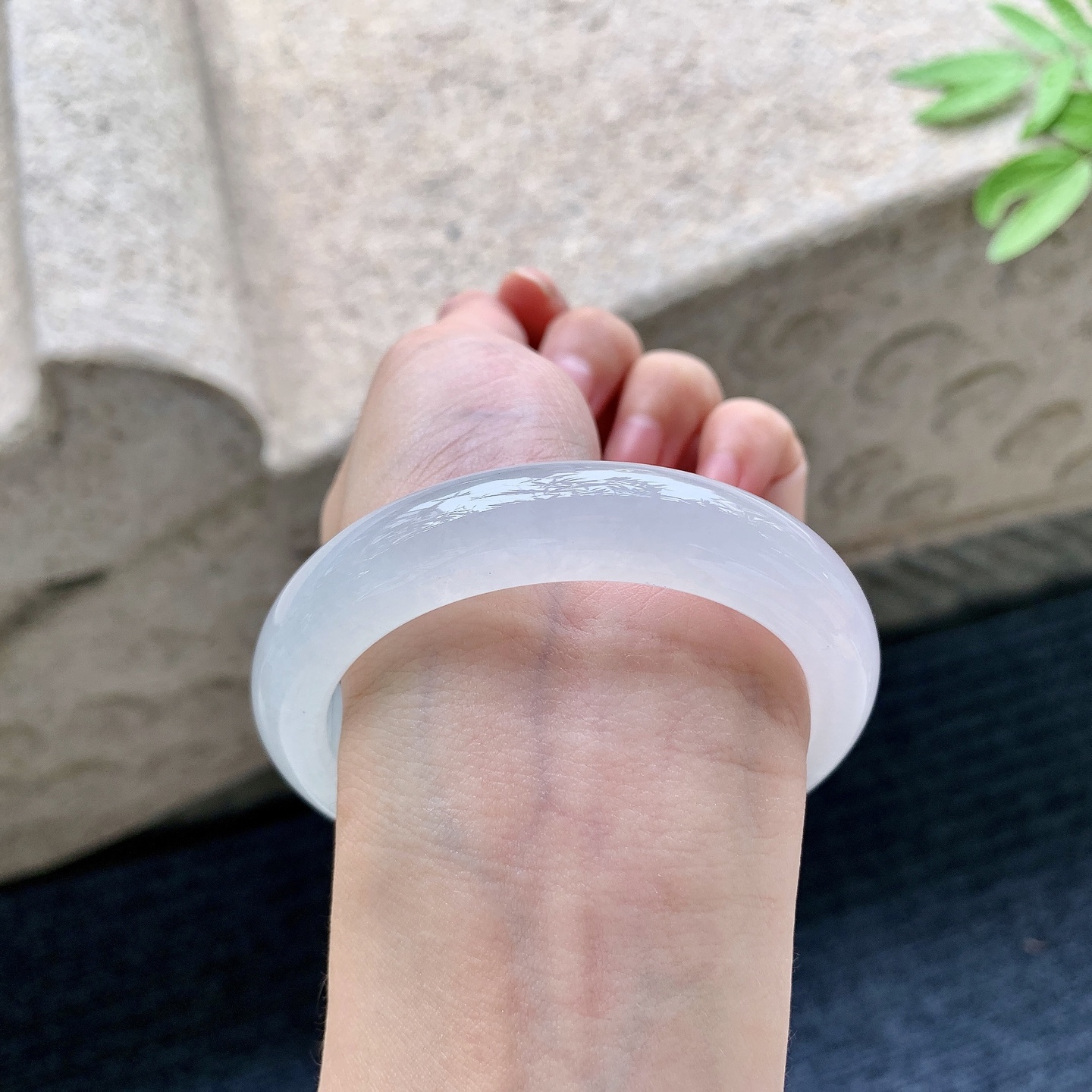 正圈54 55 圈口55.8/12.5/8.9 编码G7092031 冰糯飘绿，水润，种老，细腻，打灯有絮线
