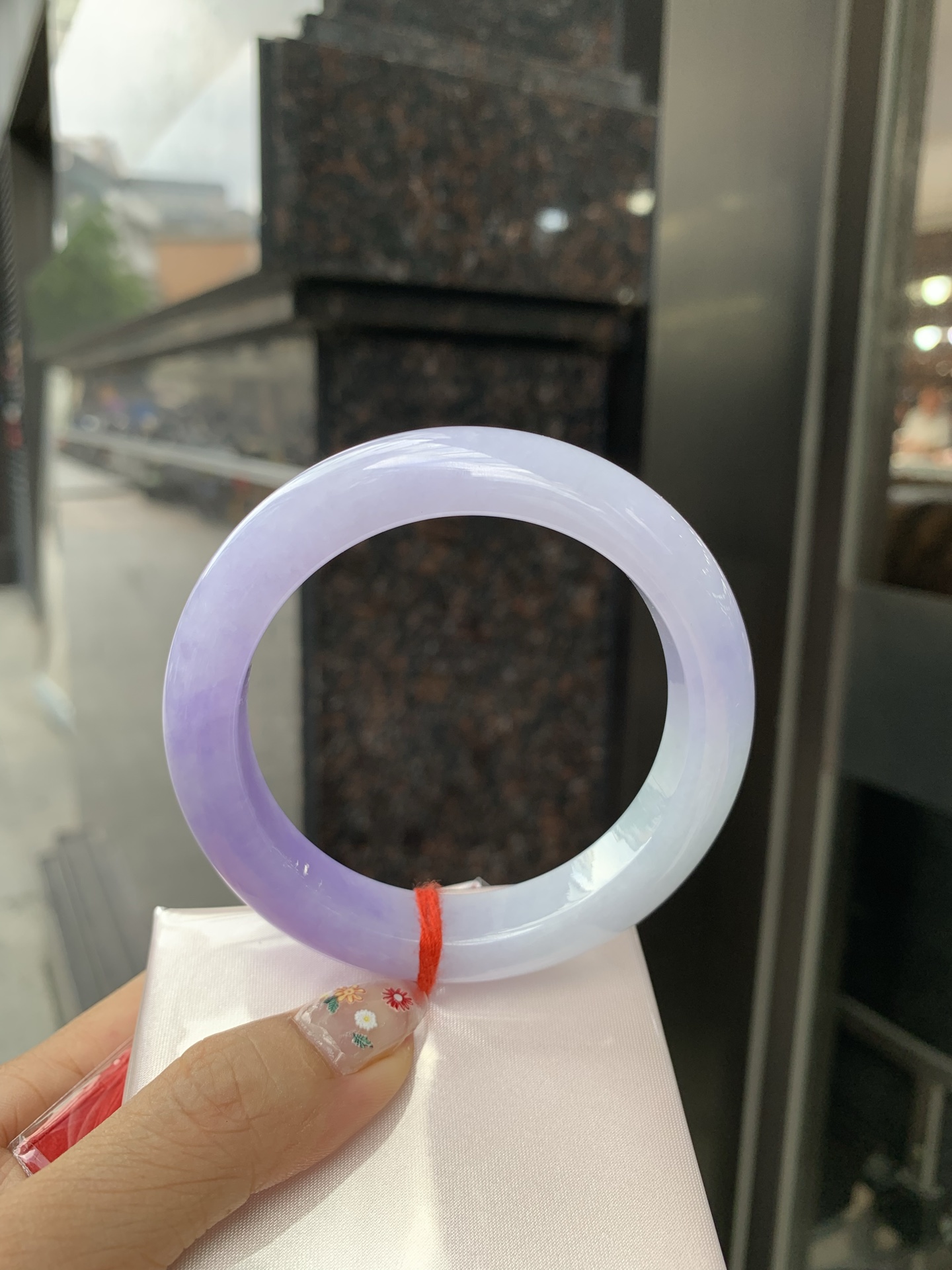 浓紫春彩正圈 60-9.9-12.7 0522-N792 打灯细纹，烟雨入春俏，彩祥出云端，一抹淡果绿色碰上浓妆艳抹妖紫，像是融化了春天，所有美好交织在一起，上手贵气显眼