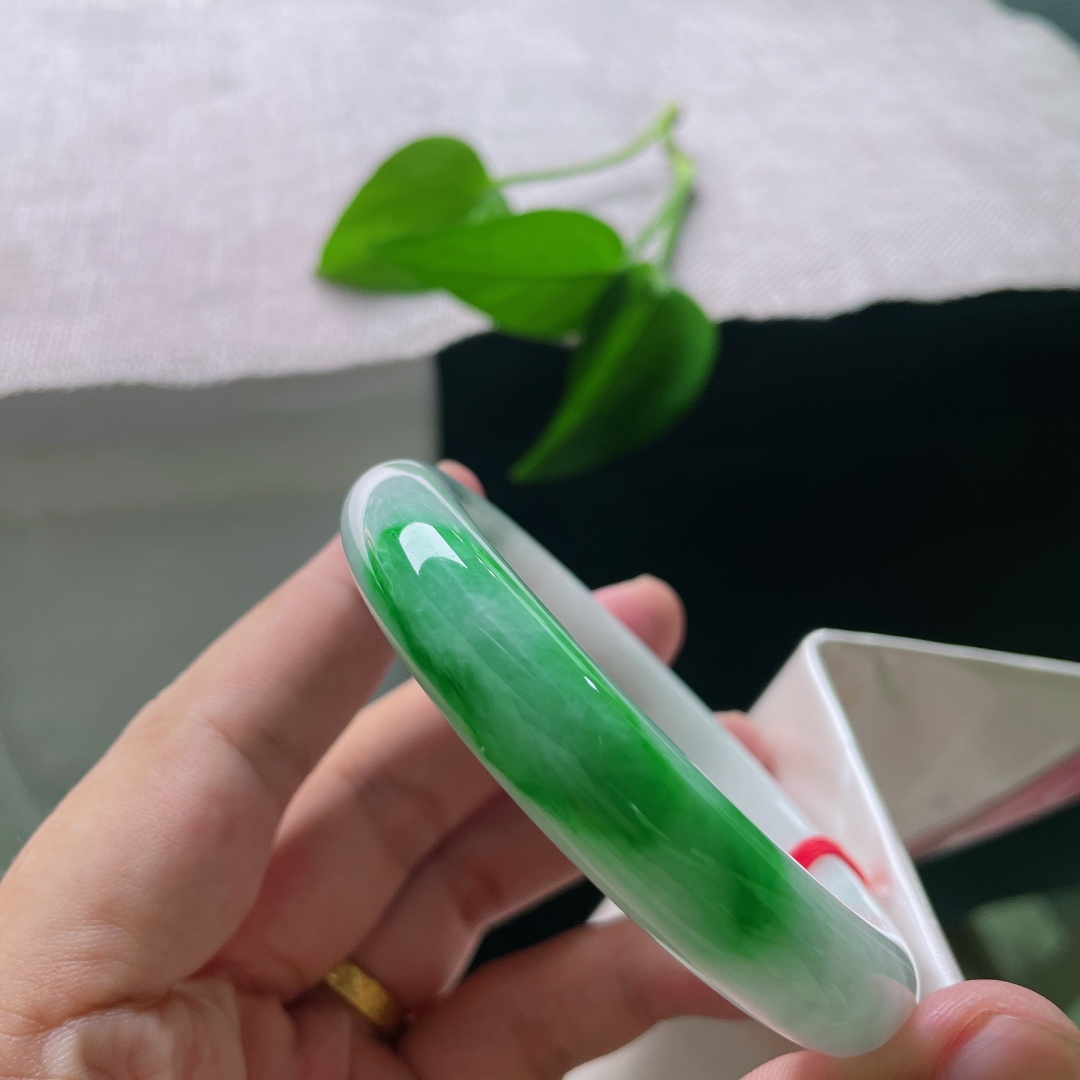 57.4/11.8/9.3，白底青正圈，皮纹，白底清透温润，一截翠色浓艳鲜活，白绿相映分明，尽显古典明媚的东方韵味。ss57991a