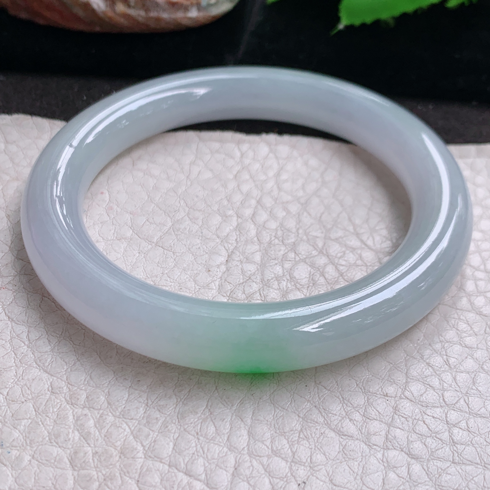 xo自然光55*9.7白底青镯 缅甸翡翠a货高品质飘阳绿圆条玉手镯