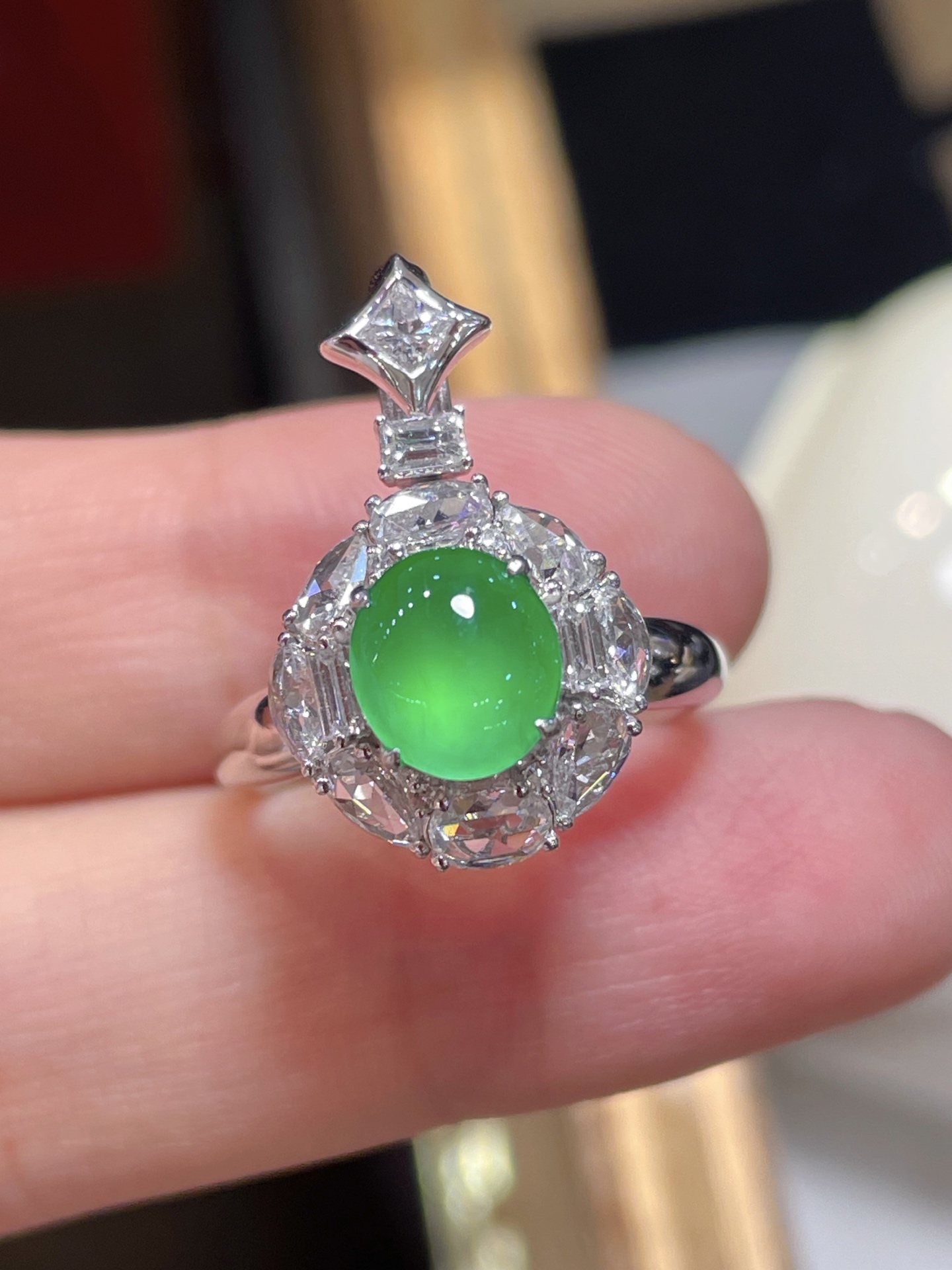️超值 ️ 翡翠蛋面戒指两用款可当吊坠可当戒指 形状饱满圆润 品相特别好，满色，品相好 胶感十足，18k金钻石镶嵌，8-6.9-2.6